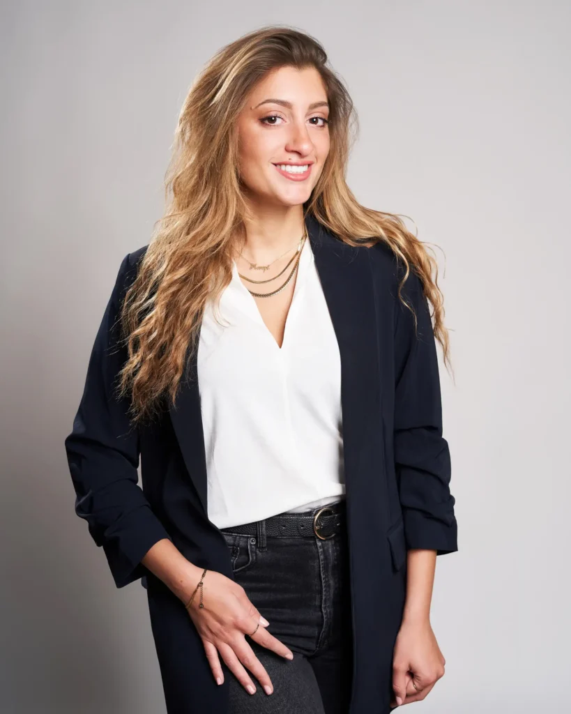 studio fotografie of a woman in a formal suit and a smile